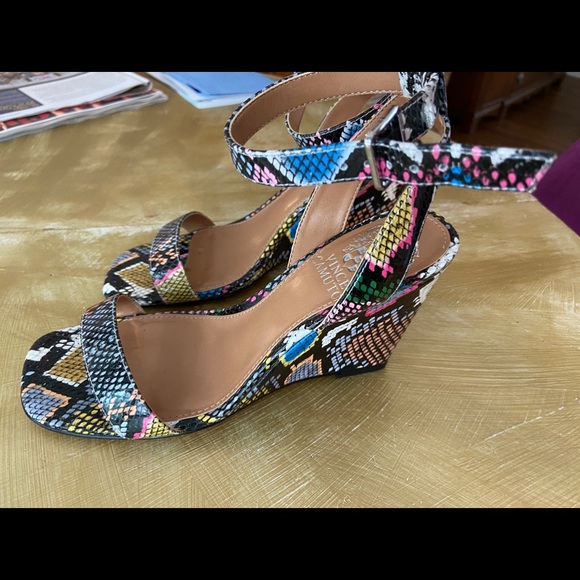 Vince Camuto snakeskin wedges - Picture 2 of 6